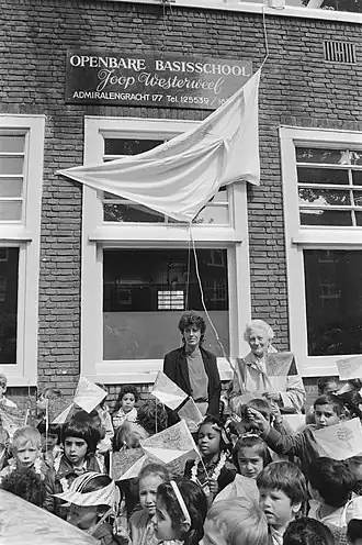 Onthulling van Joop Westerweelschool door wethouder en Willy Westerweel