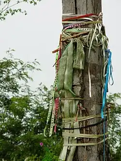 Bandjes gebonden aan het kruis