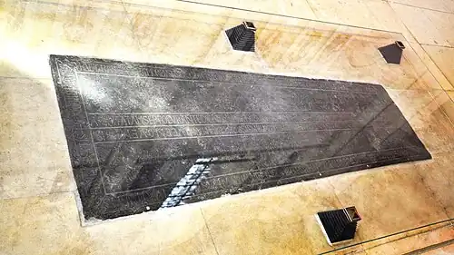 Het graf van Mathilde van Vlaanderen in de abbaye aux Dames te Caen