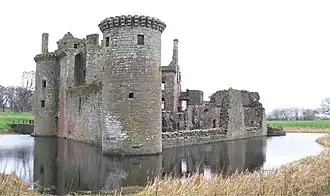De west- en zuidzijde van Caerlaverock Castle. Op de voorgrond Murdoch's Tower