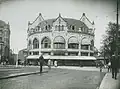 Café Loos met de kenmerkende halfronde voorgevel aan het Hofplein in de jaren 1920.