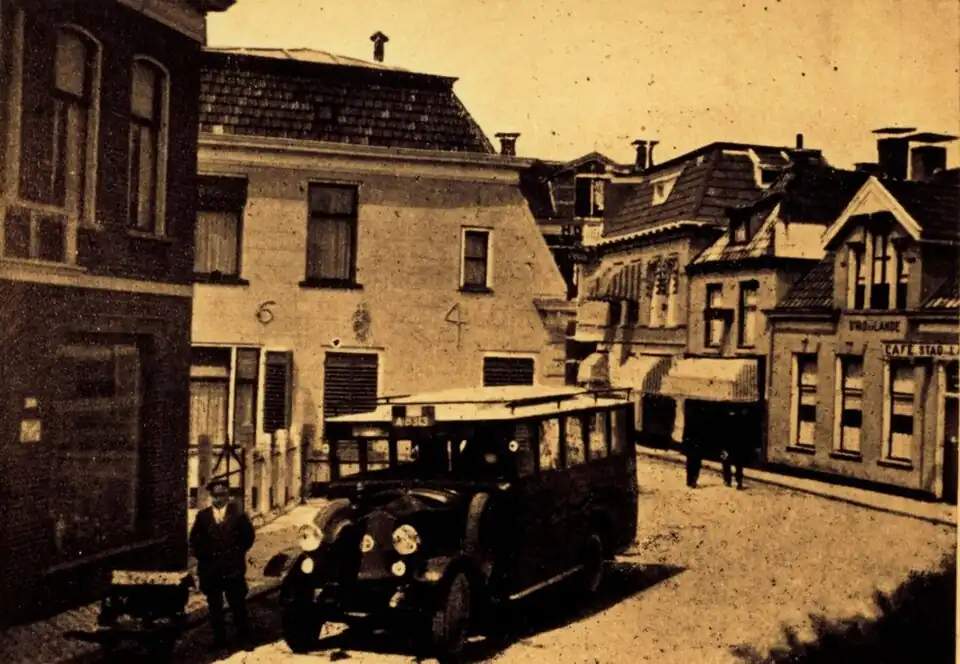 Oude Schans met D.A.M. autobus met het café rechts, omstreeks 1920