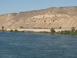 Trein op de Opper-Egyptelijn langs de Nijl.