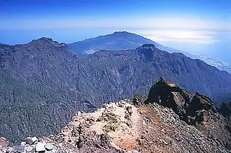 Uitzicht op de enorme wanden van de Caldera