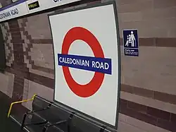 De roundel met stationsnaam op het tegelpatroon van Green.