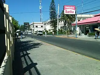 De hoofdstraat Av. Duarte in het centrum van Azua