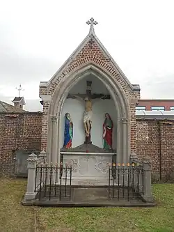 De calvarie op het kerkhof