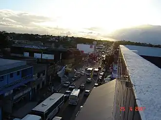 De hoofdstraat Avenida 28 de Setembro in Camaçari