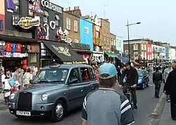 Camden High Street op een zonnige zondag ...