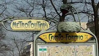 Het station heeft een Guimard ingang