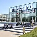 De hoofdingang van het hoofdgebouw van de Universiteit Hasselt.