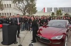 Musk en Senator Dianne Feinstein naast een Tesla Model S in 2010.