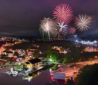 Zicht op Quidi Vidi met in de achtergrond het vuurwerk ter ere van Canada Day 2019 boven St. John's