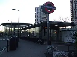 De noordelijke toegang langs Surrey Quays Road