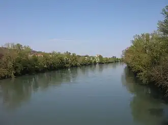 Het kanaal gezien vanaf de brug bij Miribel