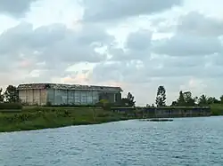 Palingrokerij langs het kanaal