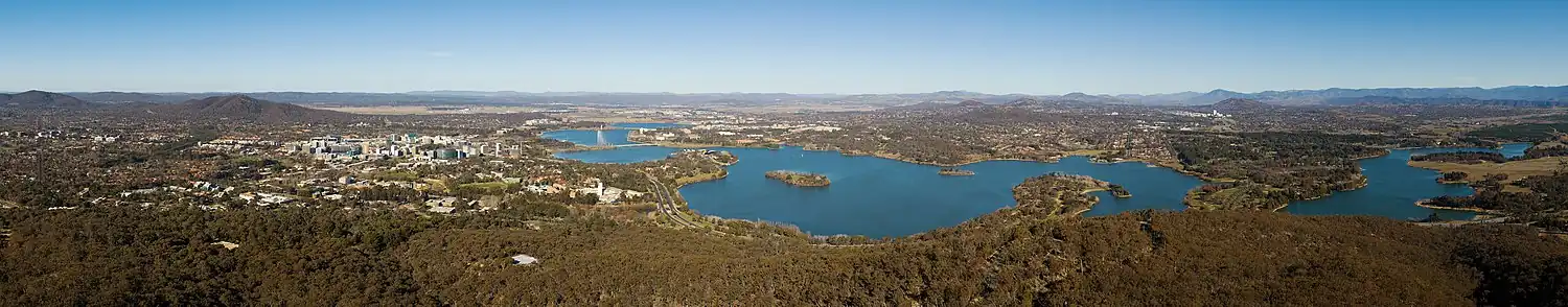 Uitzicht op Canberra en de omgeving, met onder meer het Lake Burley Griffin, vanuit de Black Mountain Tower