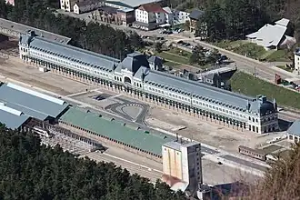Het nieuwe en het oude stationsgebouw bij elkaar