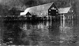 Conservenfabriek van American Pacific Fisheries in Chilkoot Inlet