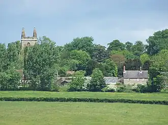 Zicht op Canons Ashby met Canons Ashby Church (Church of St Mary)