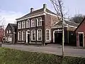 Gaaf bewaard herenhuis met koetshuis, in het jaar 1866 opgetrokken in traditionele vormen