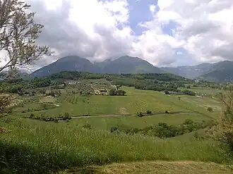 Caprafico gezien vanaf een nabijgelegen heuvel.
