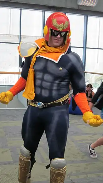 Een cosplayer verkleed als Captain Falcon