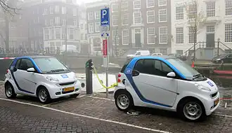 Twee elektrische Smarts van car2go in Amsterdam