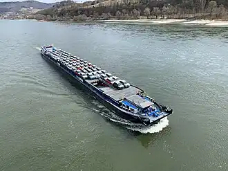 Transport van auto's op de Donau