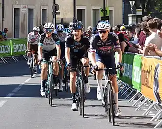 Het peloton in de straten van Carcassonne