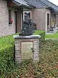 Sculptuur met gedenkplaat