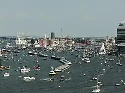 Drukte op het IJ met vrachtschepen, zeilschepen en pleziervaart tijdens Sail Amsterdam 2015.