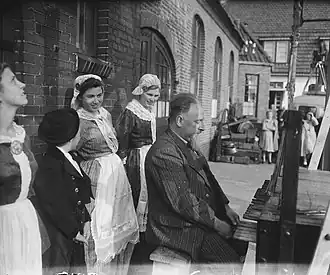 Nees bespeelt een carillon van Van Bergen in Heiligerlee (1949)