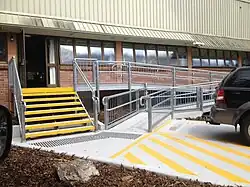 Carina Seniors Club, Brisbane — Toegankelijkheidsverbeteringen bij een ontmoetingsplek voor senioren. De foto toont een hellingbaan met leuningen, een vlakke entree en duidelijke bewegwijzering, zodat bezoekers met een rolstoel of rollator zich zelfstandig kunnen verplaatsen.