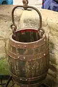 Een houten emmer (voor het gebruik bij een waterput) bij Carisbrooke Castle