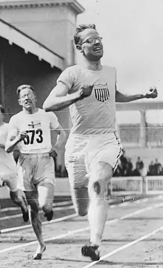 Frank Loomis bereikt als eerste de finish