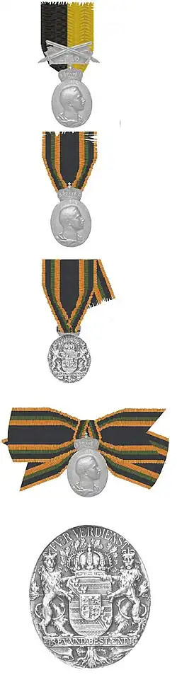 Medaille voor militairen met de zwaarden op het lint, medaille voor burgers, de rijk gedecoreerde achterzijde met het wapen van de Hertog, de medaille aan een strik en een grote afbeelding van de keerzijde van de medaille.