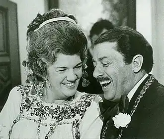 Carmen Zapata met Vito Scotti (1973)