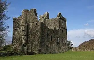 Carnasserie Castle vanaf het zuidwesten met aan de rechterzijde de woontoren.