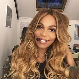 Dijkhuizen tijdens een optreden voor de musical Vamos! op de Uitmarkt in 2017