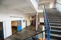 Een trappenhuis met links de bovenbouwaula.