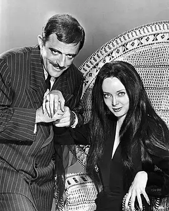 Carolyn Jones (rechts) als Morticia Addams (1964).