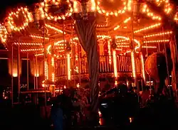 Een draaimolen die scènes uit Jules Verne oproept