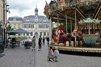 Het stadhuis van Troyes met in de voorgrond een draaimolen op het plein