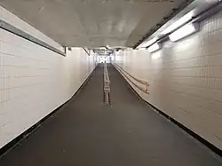 De hellingbaan tussen tunnel en stationshal.