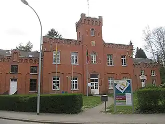 Koetshuis met paardenstallen