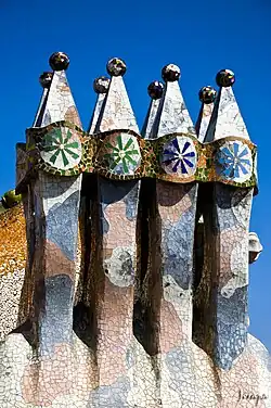 Fantasievolle schoorstenen aan het terras op het dak