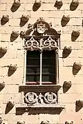 Een van de vensters in de voorgevel; onder zijn de wapens van de familie Maldonado en Pimentel te zien