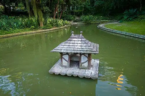Casa dos Pássaros in de vijver van het park Parque Eduardo Guinle