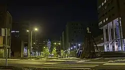 De toegang tot het Cascadecomplex in 2016 bij avond, met rechts de sculptuur Ultra